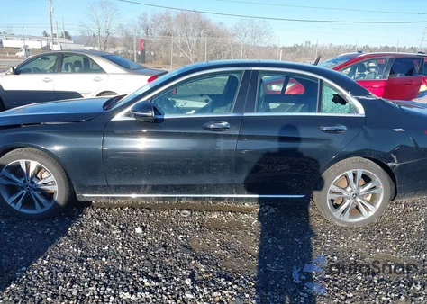 2019 Mercedes-Benz C 300 z USA, uszkodzony, nr VIN 55SWF8DB2KU322449